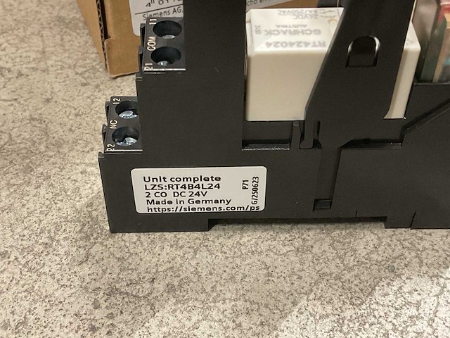 Siemens lzs:rt4b4l24 doos á 5 stuks plug-in schakelrelais (5x) - afbeelding 2 van  3