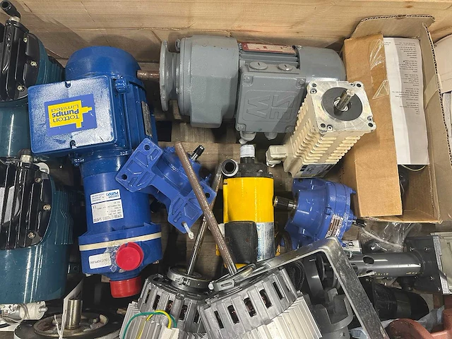 Siemens, sew-eurodrive - partij elektromotoren, pompen, reductoren en aandrijvingen - afbeelding 4 van  13