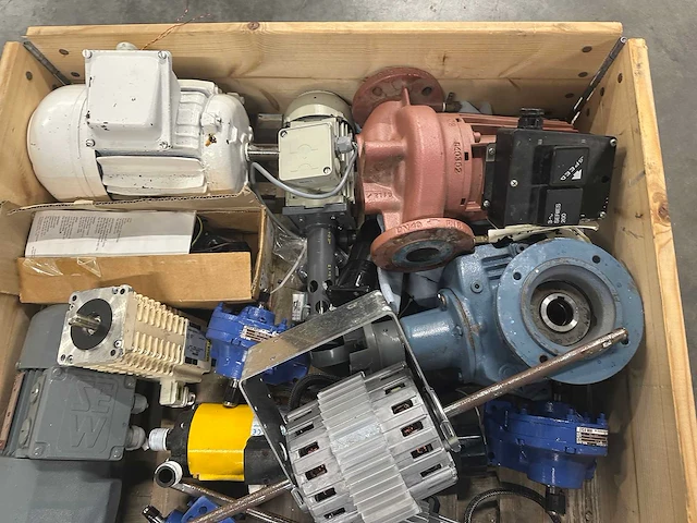 Siemens, sew-eurodrive - partij elektromotoren, pompen, reductoren en aandrijvingen - afbeelding 8 van  13