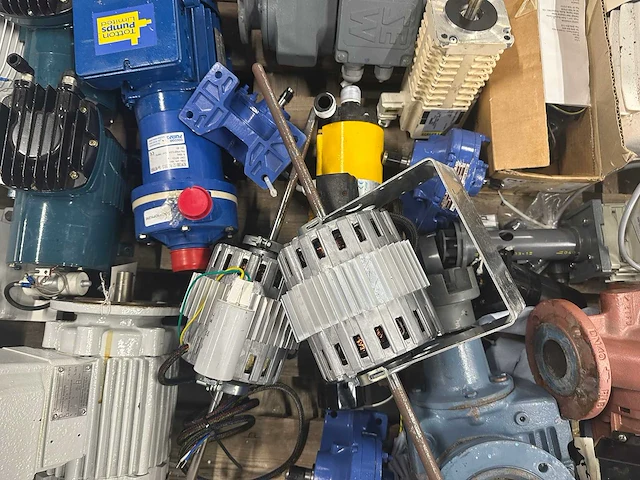 Siemens, sew-eurodrive - partij elektromotoren, pompen, reductoren en aandrijvingen - afbeelding 13 van  13