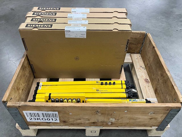 Siemens / sick / pepperl+fuchs - partij sinamics modules & veiligheidssensoren - 6sl3130-6ae21-0ab1 & 6sl3100-1ae31-0ab1 - afbeelding 1 van  3