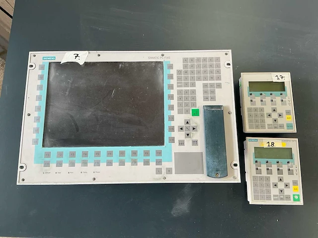 Siemens simatic pc fi45 + 2x op7-dp12 operator panels – industriële besturing - afbeelding 1 van  12