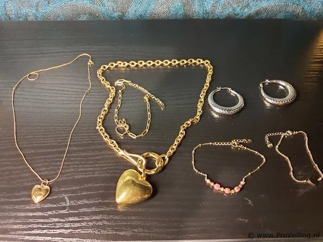 Sieraden bestaande uit o.a. schakelketting met harthanger, oorbellen & armband - afbeelding 1 van  10