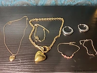 Sieraden bestaande uit o.a. schakelketting met harthanger, oorbellen & armband