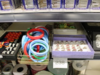 Sieraden op schap w.o. ringen en armbanden - afbeelding 1 van  5