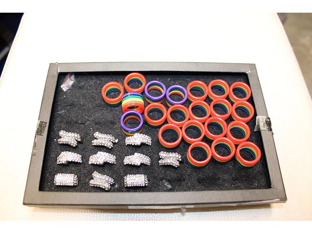 Sieraden op schap w.o. ringen en armbanden - afbeelding 2 van  5