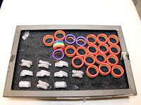 Sieraden op schap w.o. ringen en armbanden - afbeelding 2 van  5