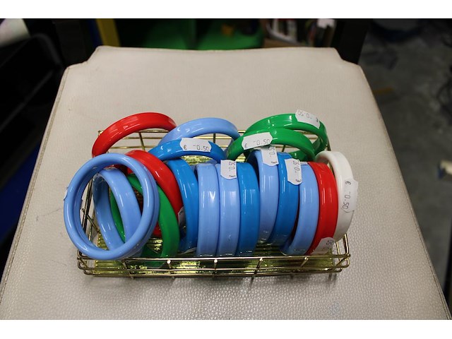 Sieraden op schap w.o. ringen en armbanden - afbeelding 3 van  5