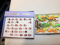 Sieraden op schap w.o. ringen en armbanden - afbeelding 4 van  5
