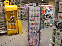 Sieradencarrousel gevuld met diverse sieraden, haarversieringen, kettinkjes, armbanden, oorbellen. inclusie...