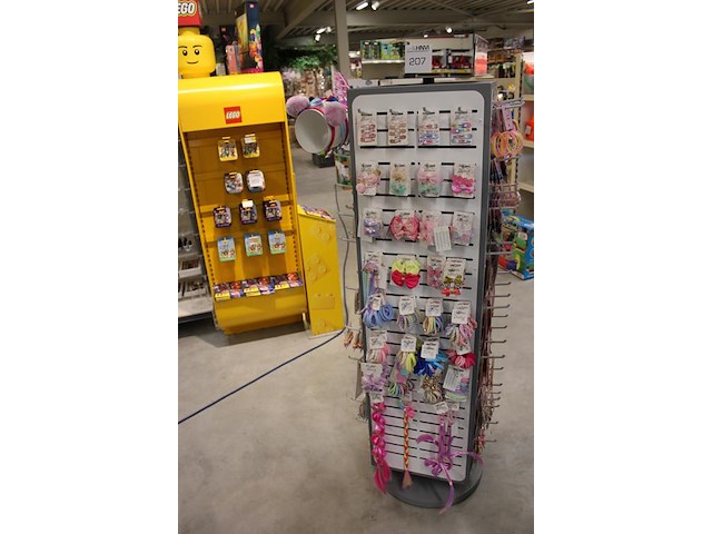 Sieradencarrousel gevuld met diverse sieraden, haarversieringen, kettinkjes, armbanden, oorbellen. inclusie... - afbeelding 2 van  5