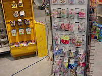 Sieradencarrousel gevuld met diverse sieraden, haarversieringen, kettinkjes, armbanden, oorbellen. inclusie... - afbeelding 2 van  5
