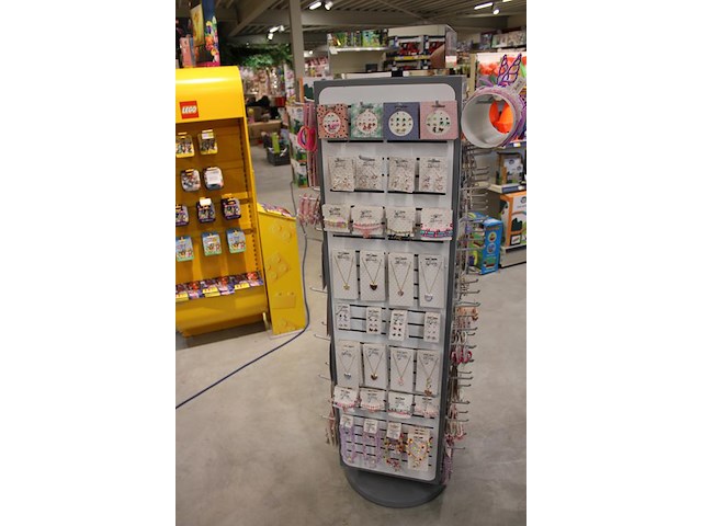 Sieradencarrousel gevuld met diverse sieraden, haarversieringen, kettinkjes, armbanden, oorbellen. inclusie... - afbeelding 4 van  5