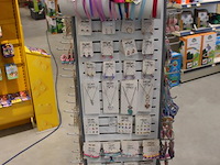 Sieradencarrousel gevuld met diverse sieraden, haarversieringen, kettinkjes, armbanden, oorbellen. inclusie... - afbeelding 5 van  5
