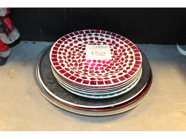 Sierborden in diverse maten en uitvoeringen ca. 15 stuks o.a. doorsnede 26 cm. - afbeelding 1 van  2