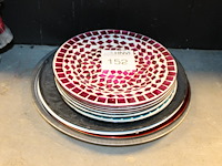 Sierborden in diverse maten en uitvoeringen ca. 15 stuks o.a. doorsnede 26 cm. - afbeelding 1 van  2