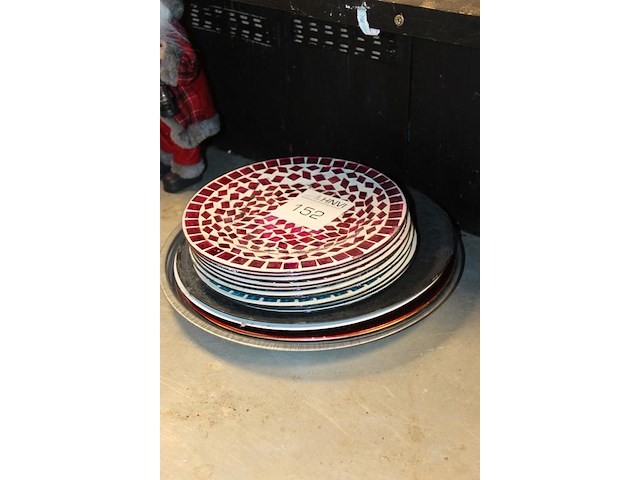 Sierborden in diverse maten en uitvoeringen ca. 15 stuks o.a. doorsnede 26 cm. - afbeelding 2 van  2