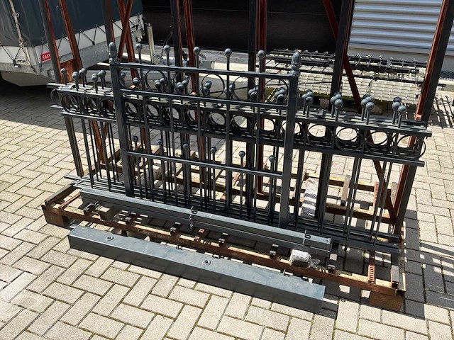 Sierhekwerk met poort - afbeelding 1 van  6