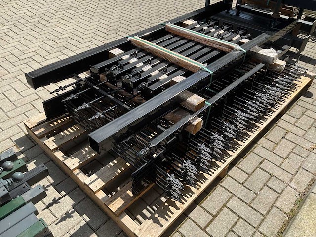 Sierhekwerk met poort - afbeelding 2 van  8