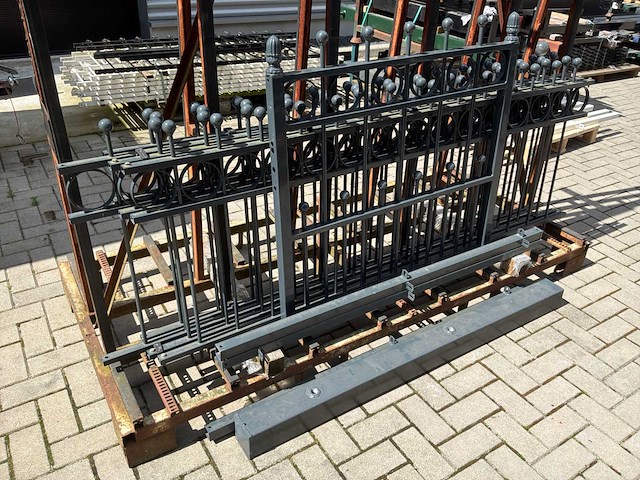 Sierhekwerk met poort - afbeelding 2 van  6