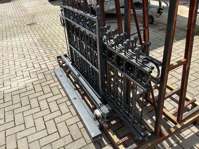 Sierhekwerk met poort - afbeelding 6 van  6