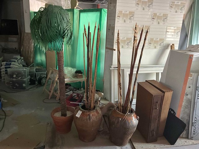 Siervazen en kunstpalmboom - afbeelding 1 van  1