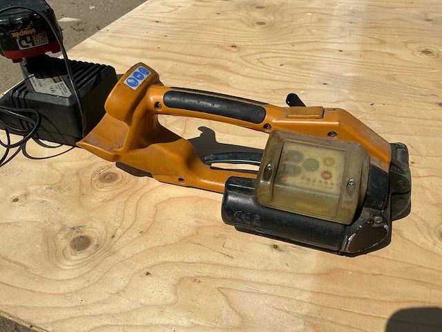 Signode strapex stb65 accubindapparaat met trolley, bindband, accu, lader en sluitklemmen - afbeelding 9 van  11
