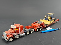 Siku dieplader en een hanomag bulldozer. - afbeelding 1 van  7