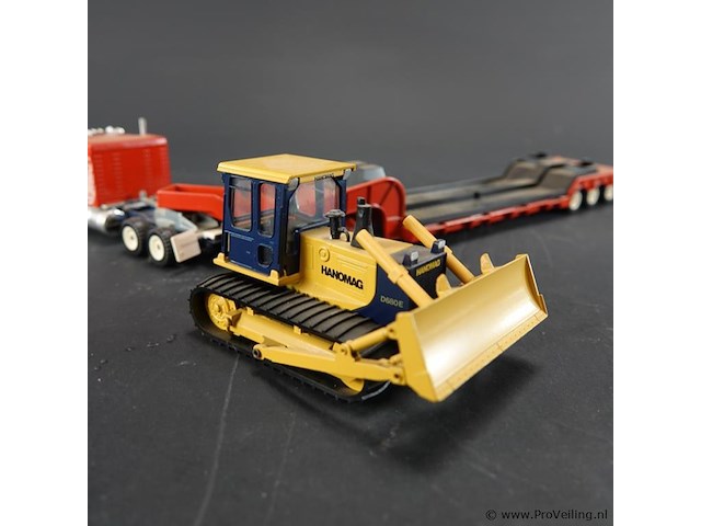 Siku dieplader en een hanomag bulldozer. - afbeelding 3 van  7