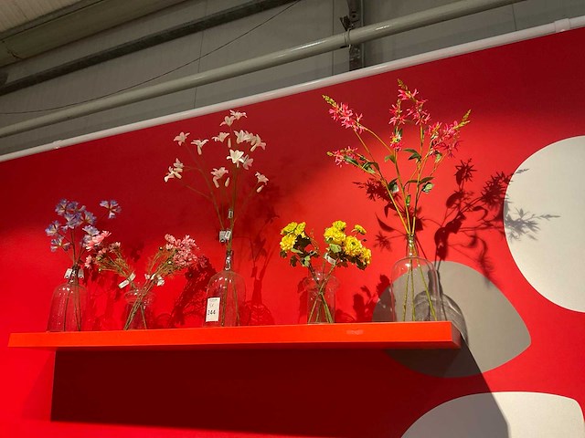 Silka en emerald kunstbloemen op vazen (5x) - afbeelding 1 van  2