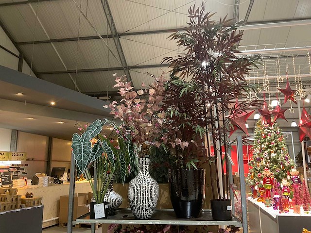 Silka en emerald kunstbloemen op vazen - afbeelding 1 van  9