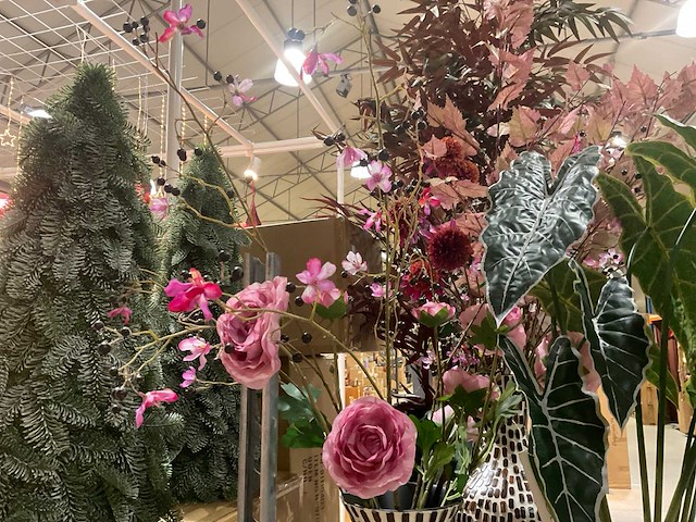 Silka en emerald kunstbloemen op vazen - afbeelding 9 van  9