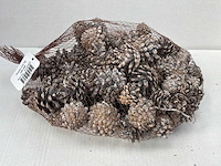 Silvester cone white wash zak dennenappels (92x) - afbeelding 1 van  3