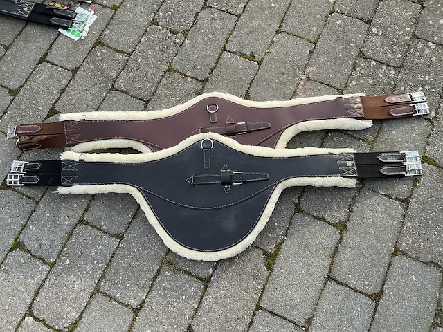 Singel leder met buiklap schapenvacht paarden (2x) - afbeelding 1 van  6