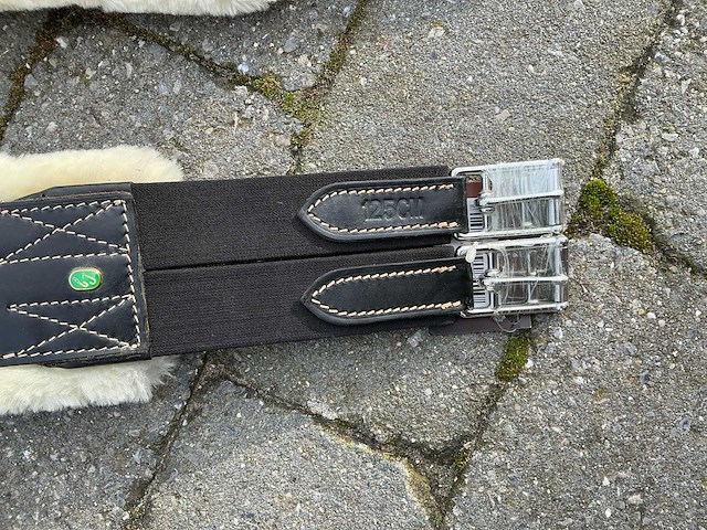 Singel leder met buiklap schapenvacht paarden (2x) - afbeelding 2 van  6