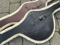 Singel leder met buiklap schapenvacht paarden (2x) - afbeelding 5 van  6