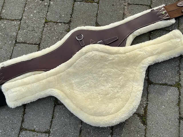 Singel leder met buiklap schapenvacht paarden (2x) - afbeelding 6 van  6