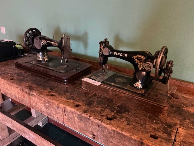 Singer naaimachine (2x) - afbeelding 1 van  6