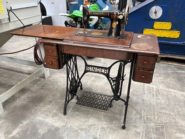 Singer trapnaaimachine met houten naaimeubel - afbeelding 1 van  4