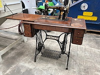 Singer trapnaaimachine met houten naaimeubel