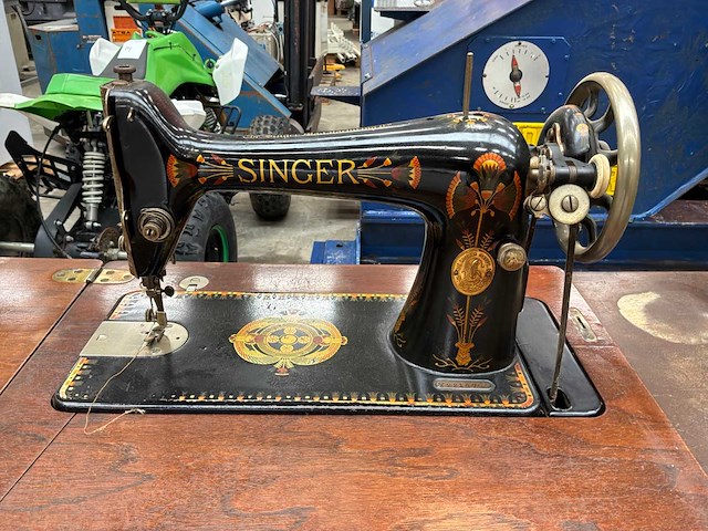 Singer trapnaaimachine met houten naaimeubel - afbeelding 2 van  4