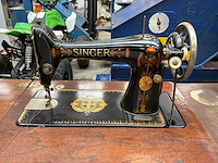 Singer trapnaaimachine met houten naaimeubel - afbeelding 2 van  4