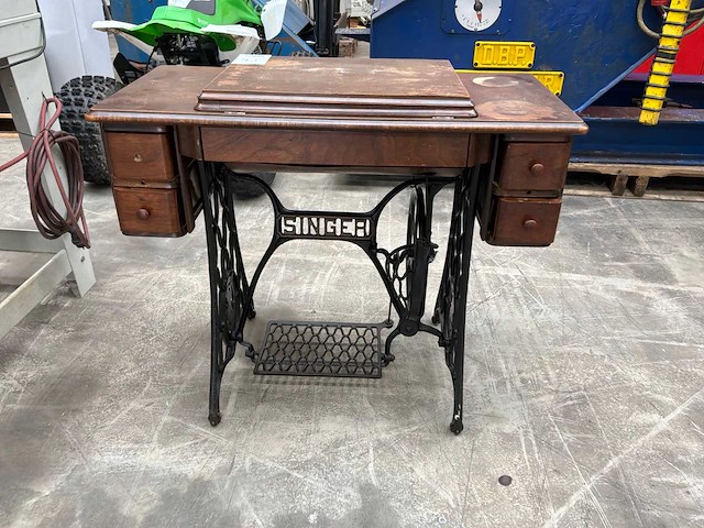 Singer trapnaaimachine met houten naaimeubel - afbeelding 3 van  4