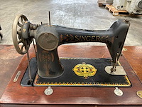 Singer trapnaaimachine met houten naaimeubel - afbeelding 4 van  4