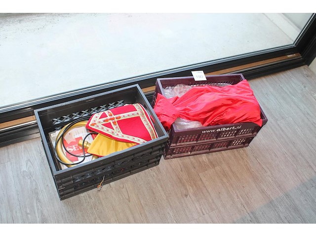 Sinterklaas- en pietenpak in 2 kratten. - afbeelding 1 van  3
