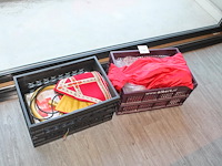 Sinterklaas- en pietenpak in 2 kratten. - afbeelding 1 van  3