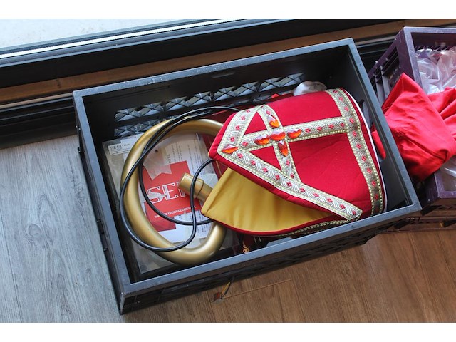 Sinterklaas- en pietenpak in 2 kratten. - afbeelding 2 van  3