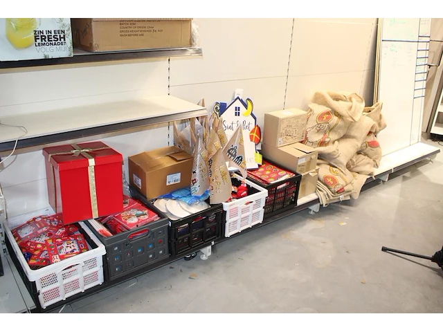 Sinterklaas producten in vijf kratten, twee dozen en juten zakken - afbeelding 1 van  4
