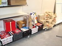 Sinterklaas producten in vijf kratten, twee dozen en juten zakken