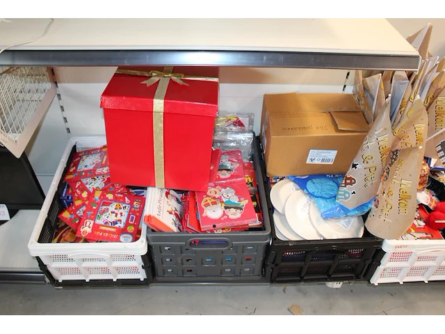 Sinterklaas producten in vijf kratten, twee dozen en juten zakken - afbeelding 2 van  4